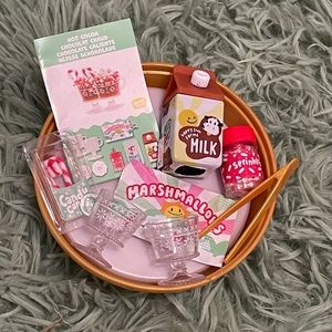 MGA Make it Miniverse Make it Mini Food Holiday Hot Cocoa